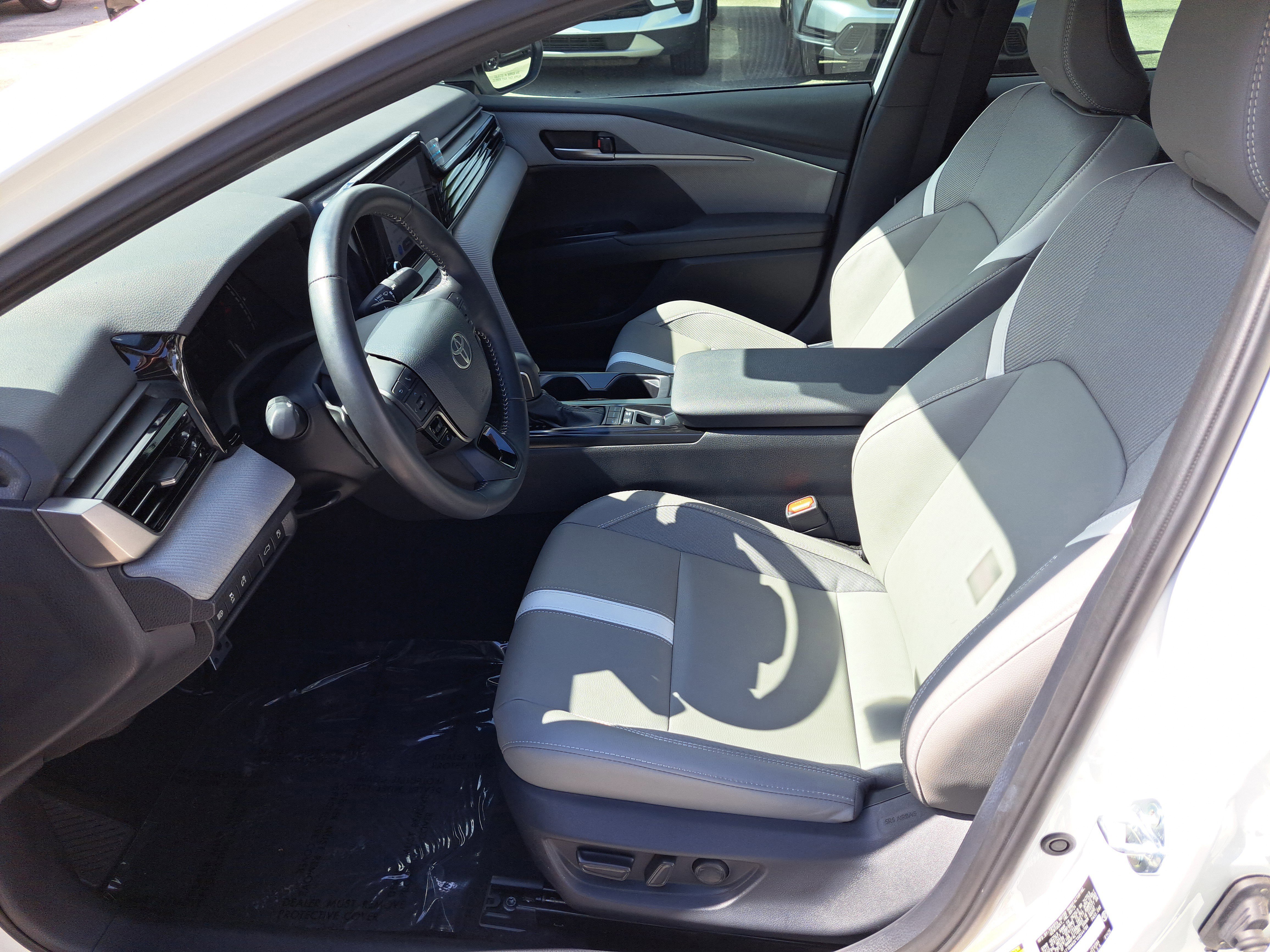 Used 2025 Toyota Camry SE image 11