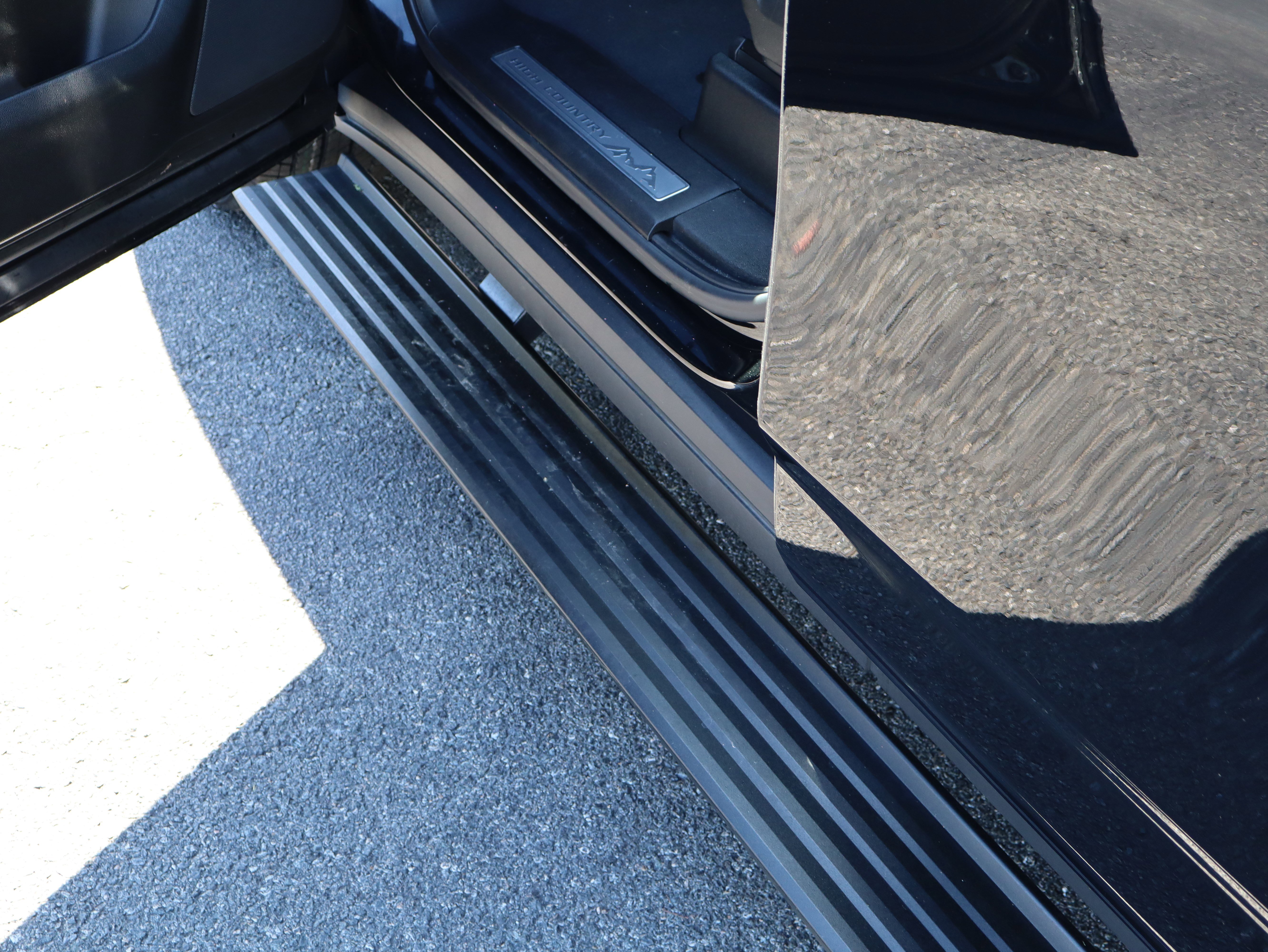 Used 2025 Chevrolet Tahoe High Country AWD/4WD image 19