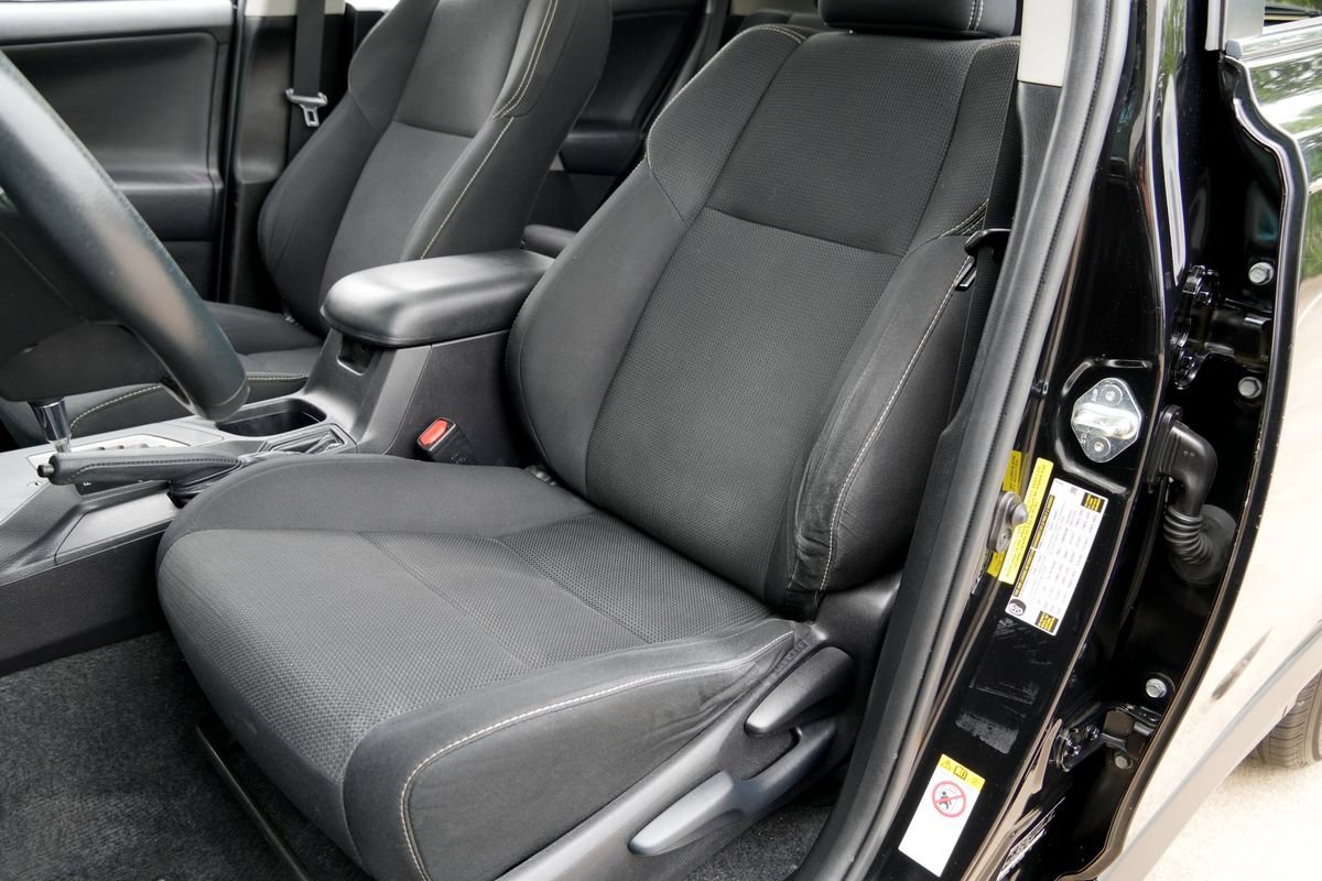 Used 2016 Toyota RAV4 XLE w/ Convenience Package FWD image 6