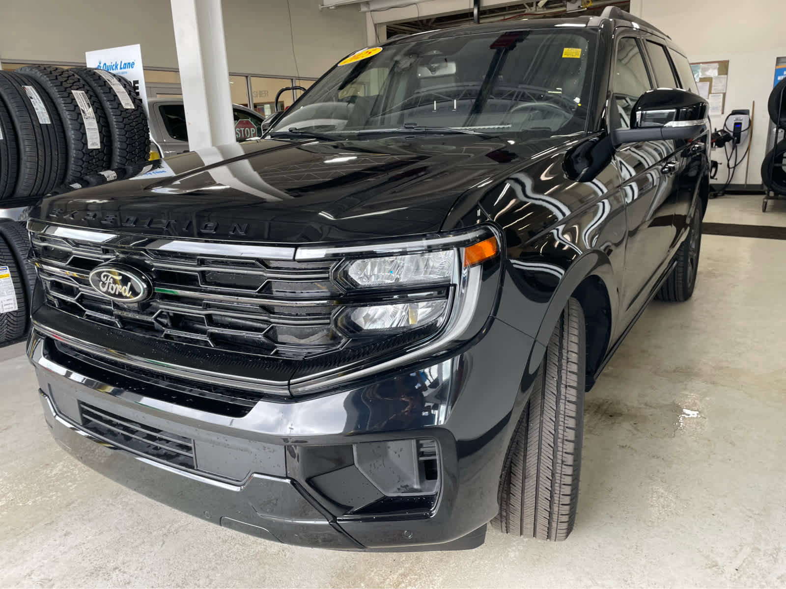 Used 2025 Ford Expedition Platinum w/ Stealth Performance Package AWD/4WD image 5