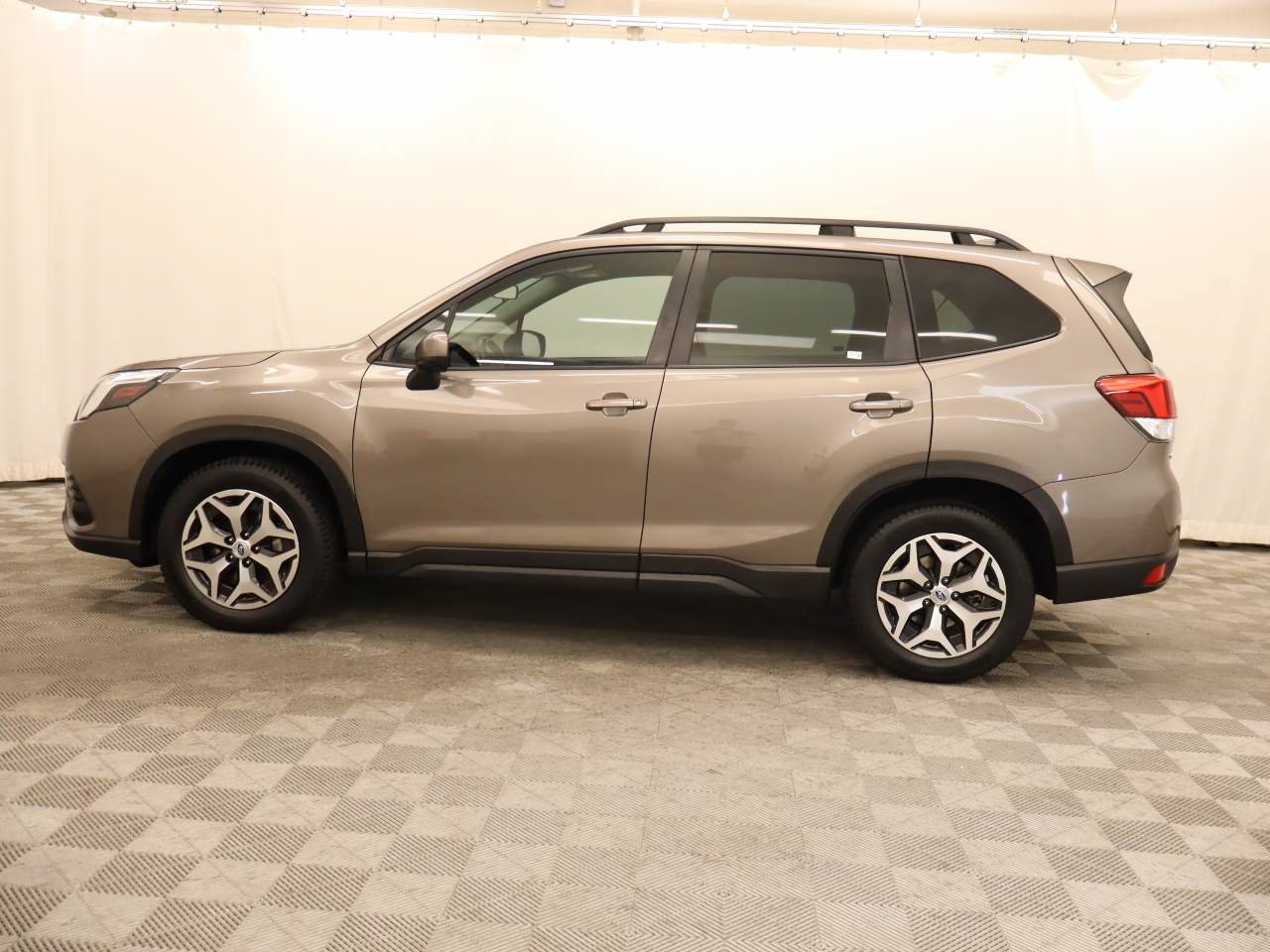 Used 2022 Subaru Forester Premium AWD/4WD image 2