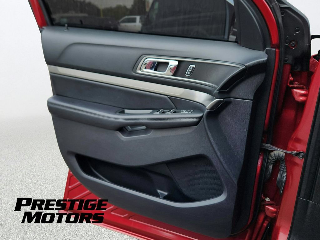 Used 2018 Ford Explorer XLT w/ Equipment Group 201A AWD/4WD image 18