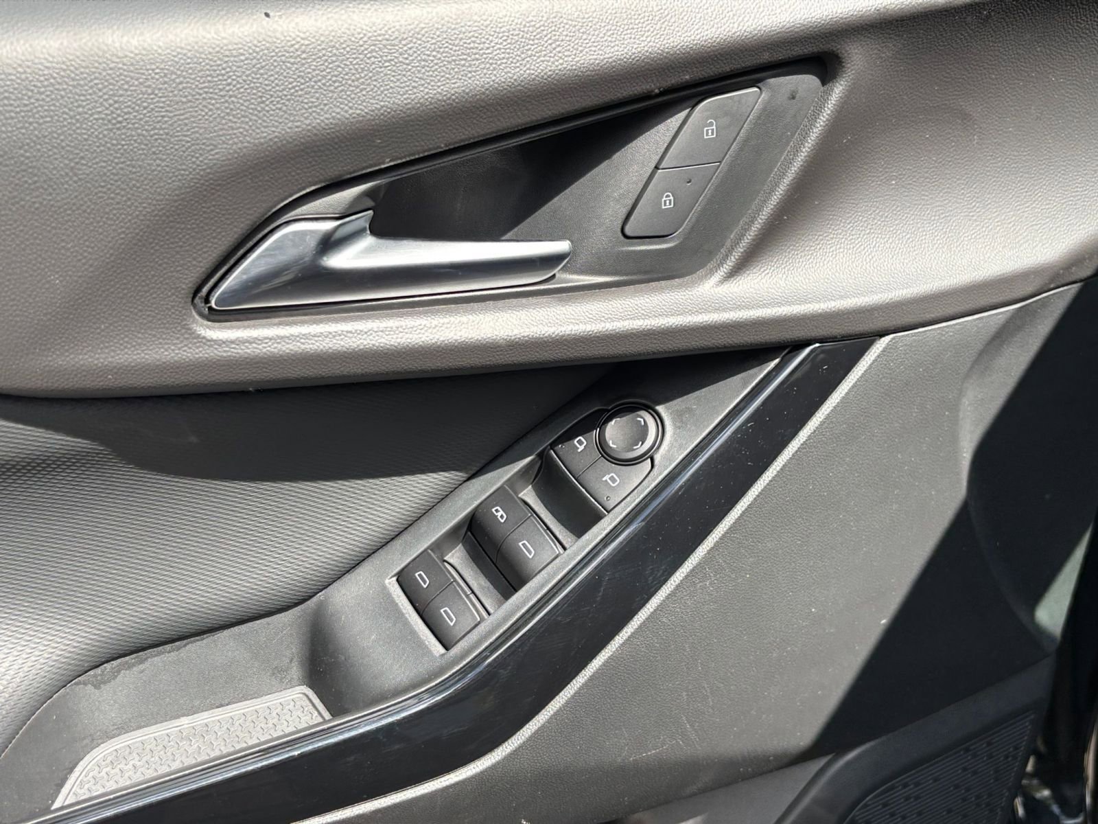 Used 2025 Chevrolet Equinox LT FWD image 18