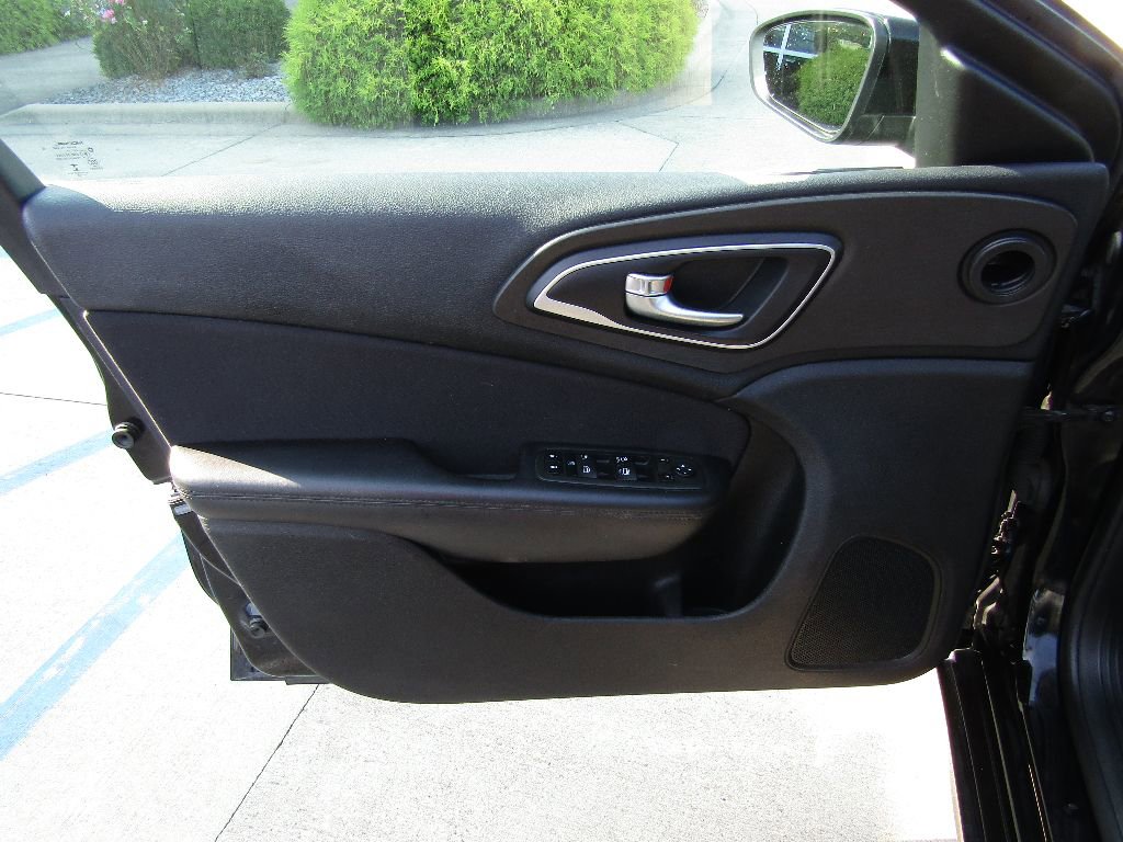 Used 2015 Chrysler 200 Limited w/ Convenience Group FWD image 13