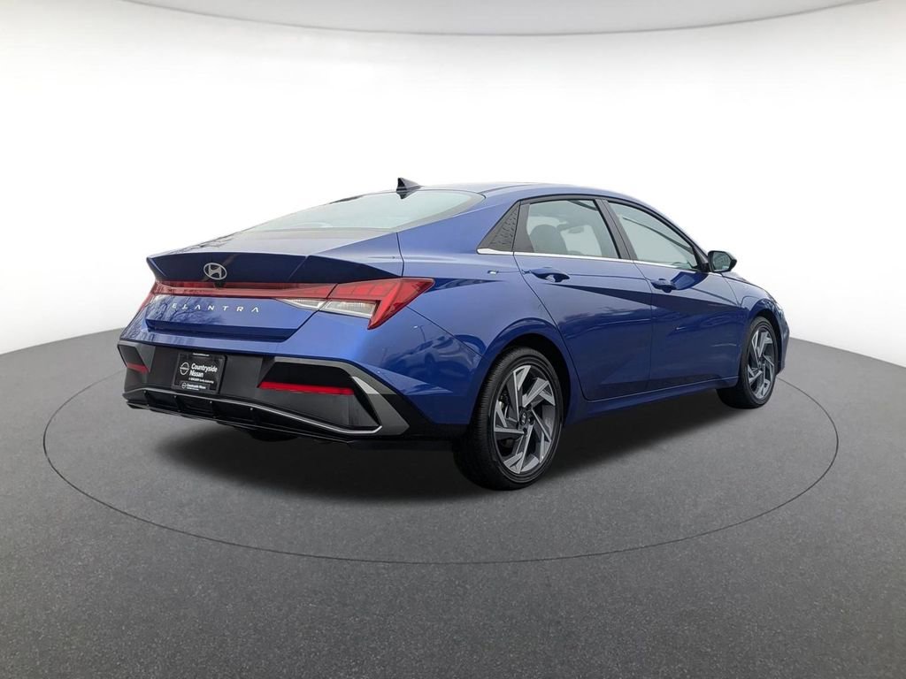 Used 2025 Hyundai Elantra SEL FWD image 5