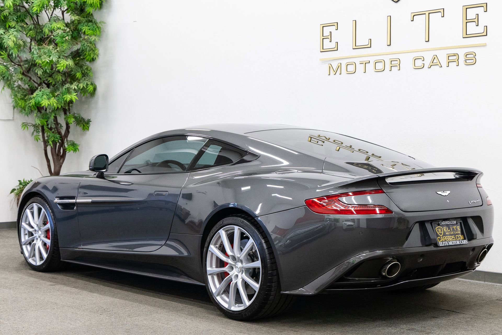 Used 2015 Aston Martin Vanquish Coupe RWD image 3