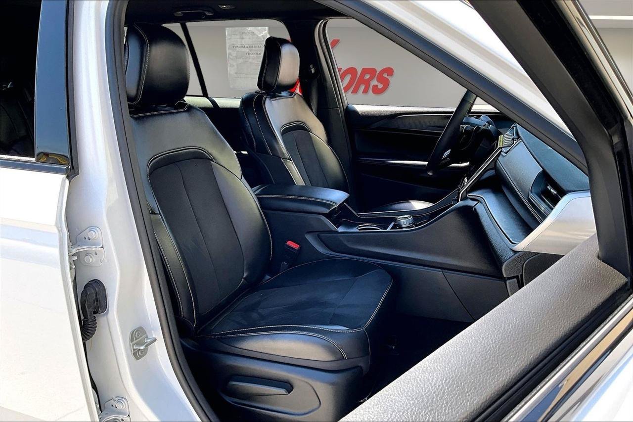 Used 2024 Jeep Grand Cherokee Altitude AWD/4WD image 30