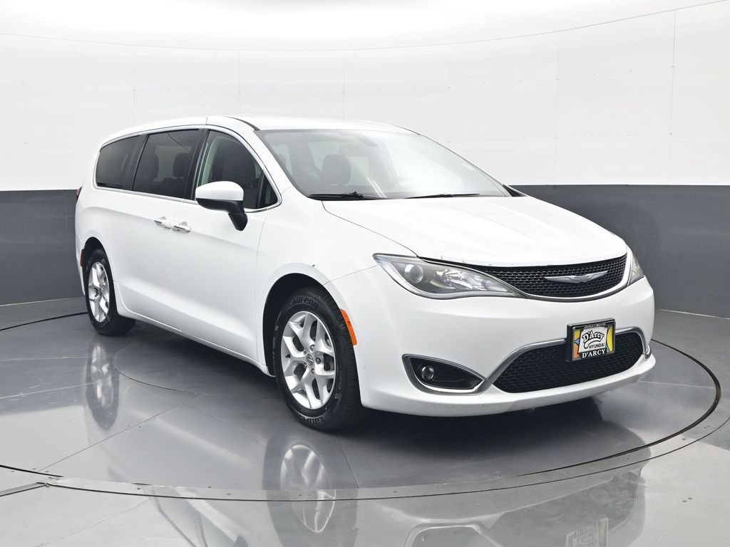 Used 2017 Chrysler Pacifica Touring Plus w/ Tire & Wheel Group FWD image 4