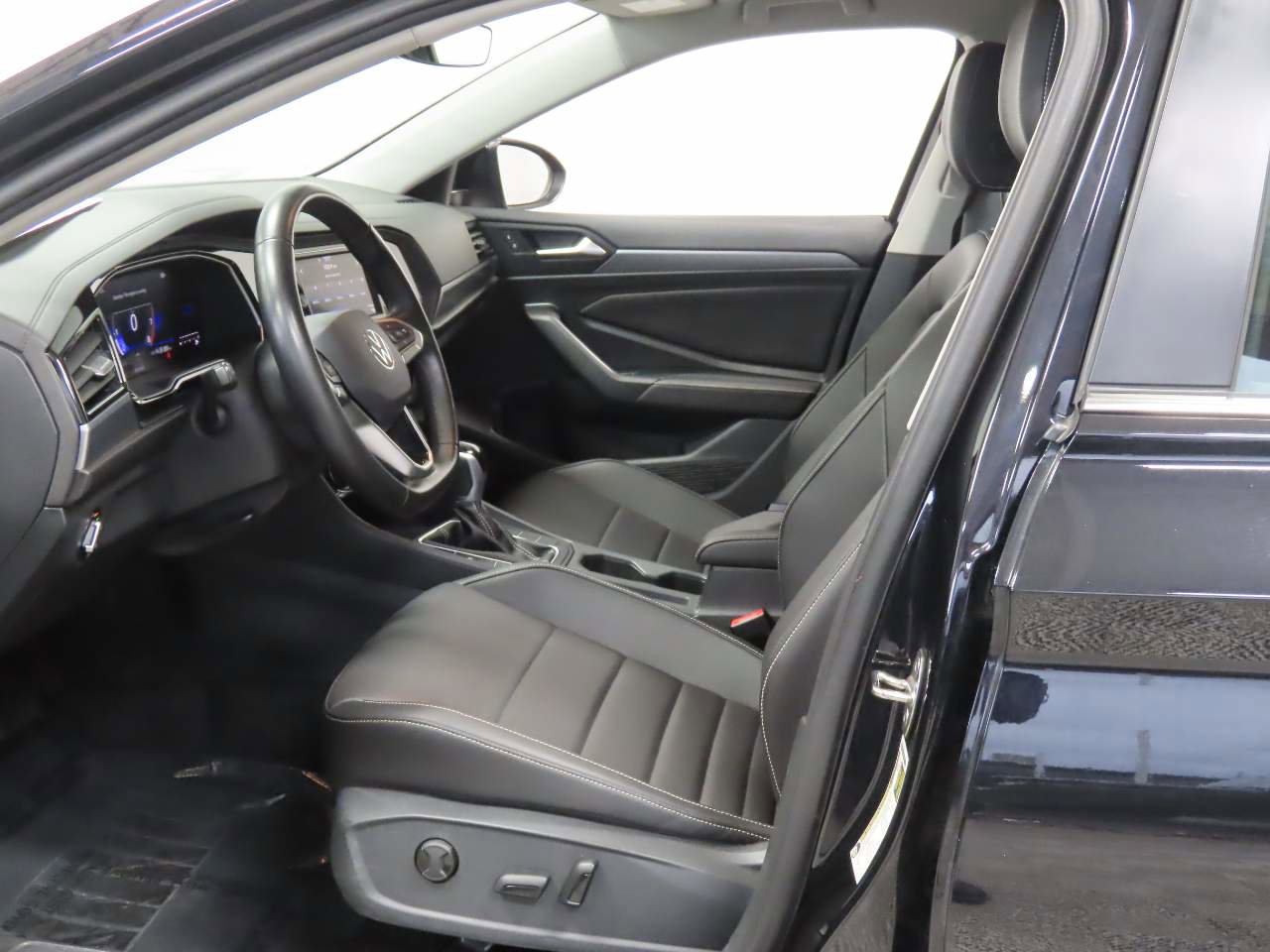 Certified 2024 Volkswagen Jetta SE image 17