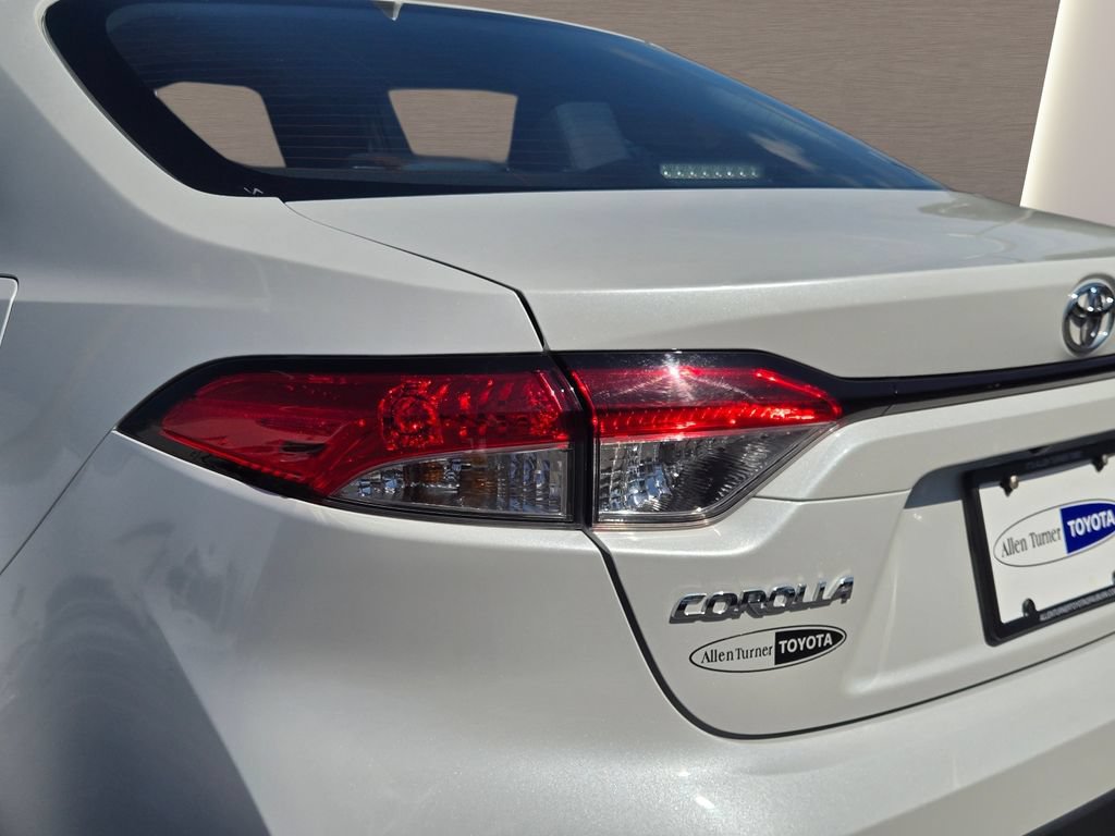 Used 2025 Toyota Corolla LE FWD image 9