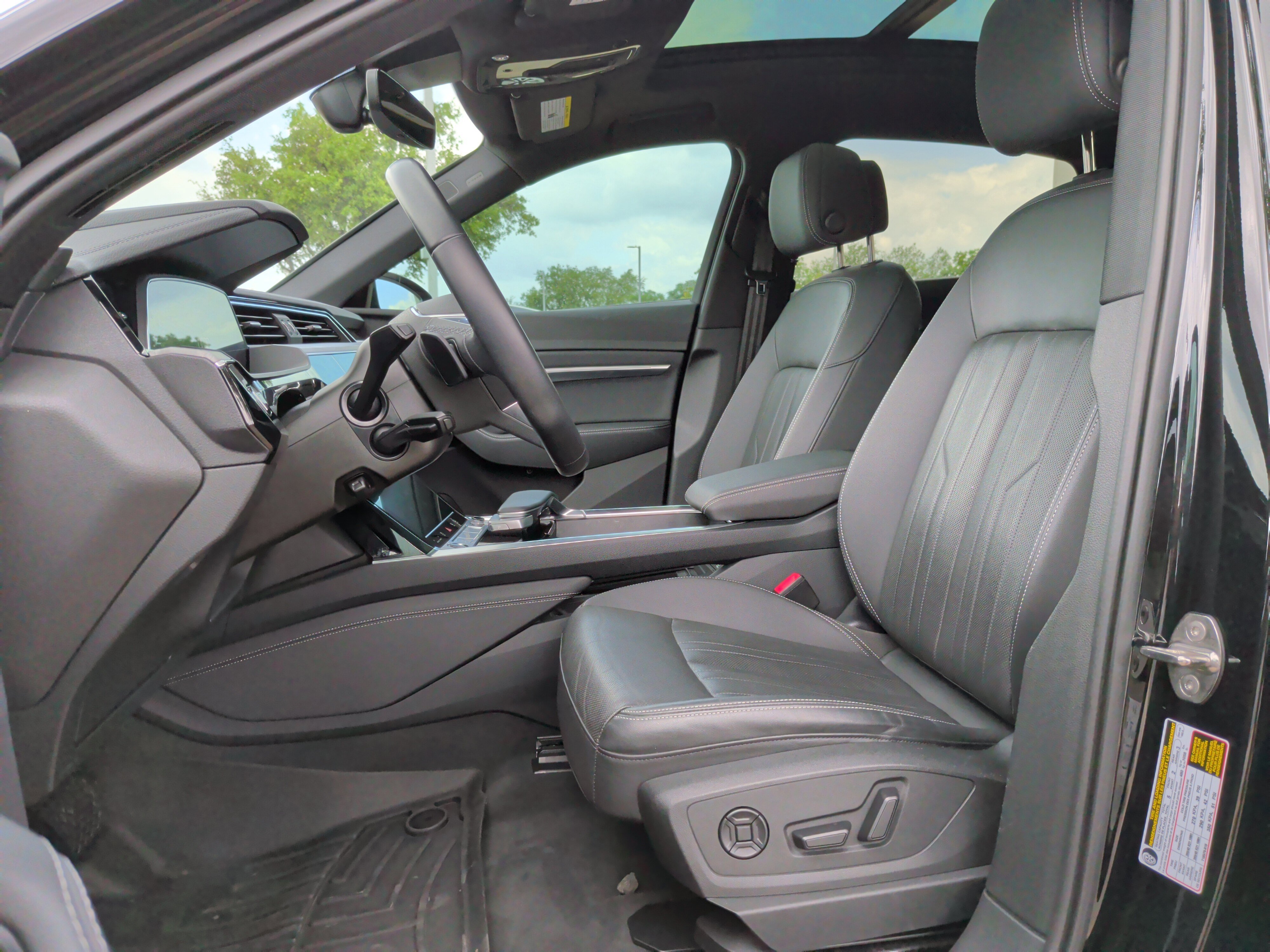 Used 2023 Audi e-tron Premium Plus image 15