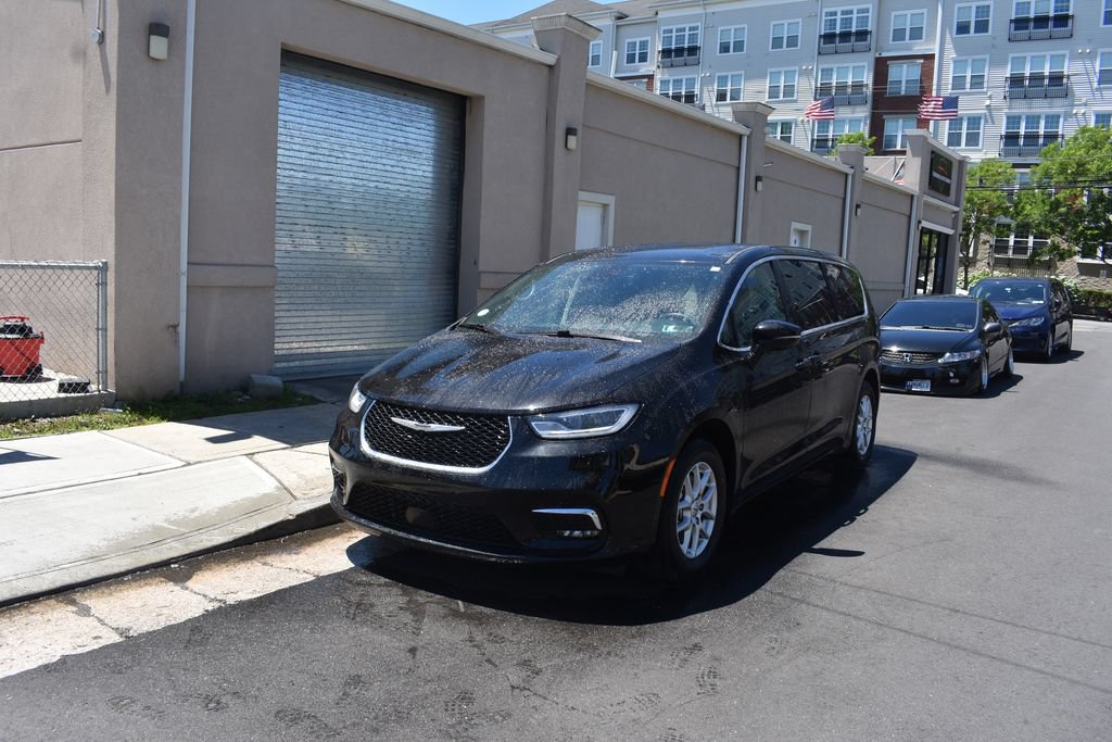 Used 2024 Chrysler Pacifica Touring-L FWD image 3