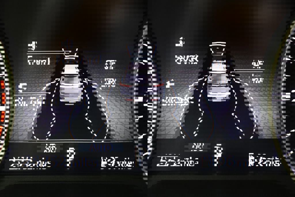 Used 2024 Nissan Pathfinder SL w/ Black Appearance Package image 17