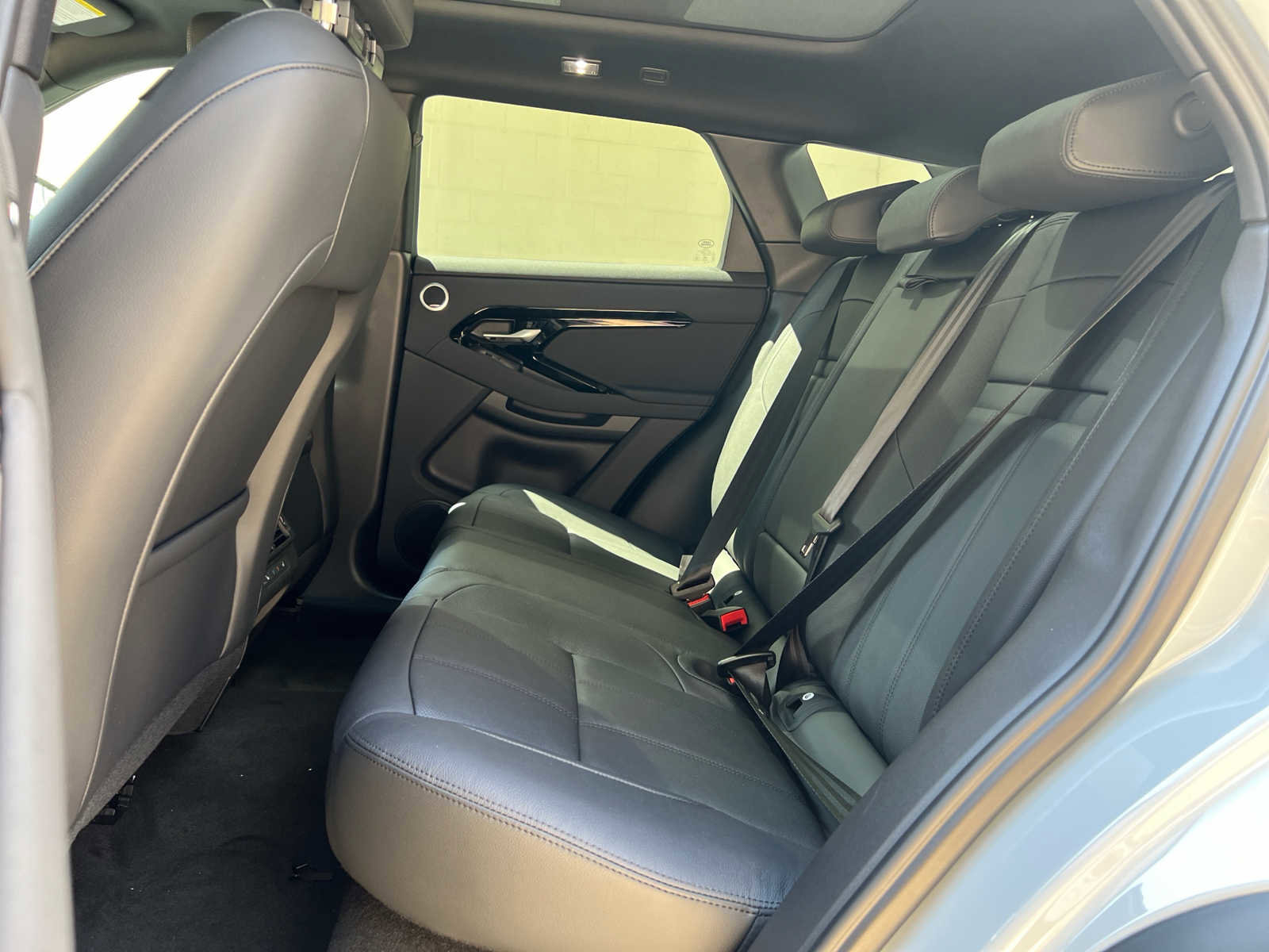 Used 2025 Land Rover Range Rover Evoque S image 16