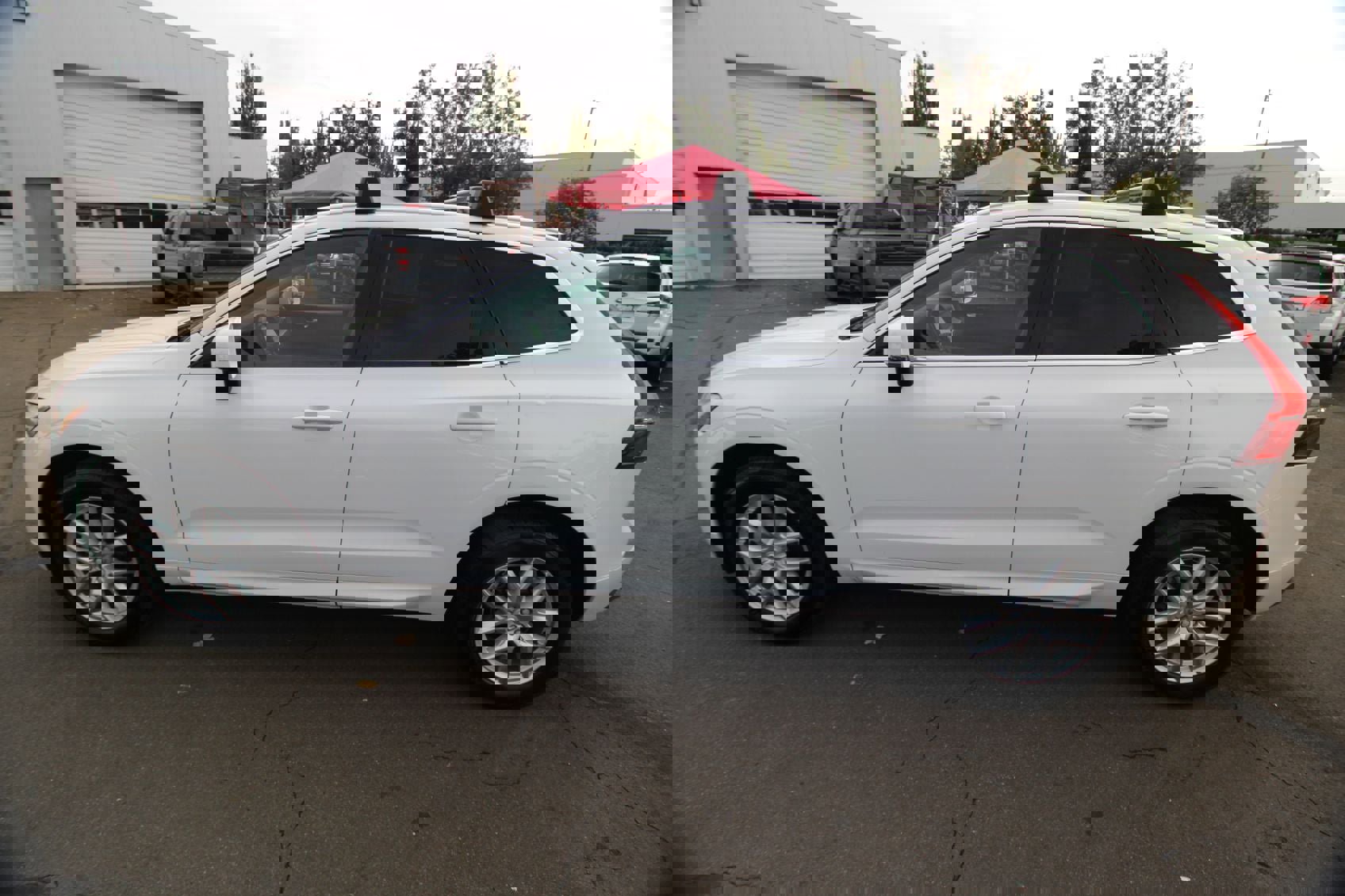 Used 2020 Volvo XC60 T5 Momentum image 2