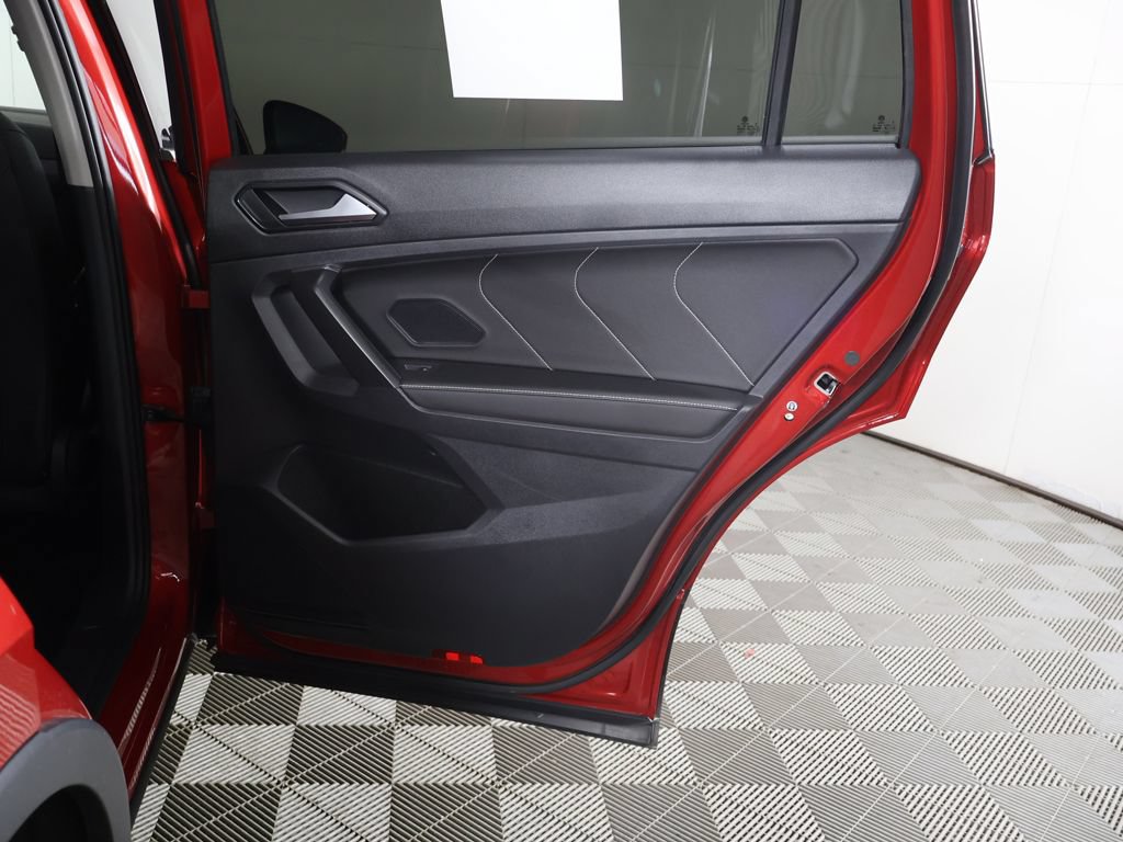 Used 2023 Volkswagen Tiguan SE w/ Panoramic Sunroof Package FWD image 28
