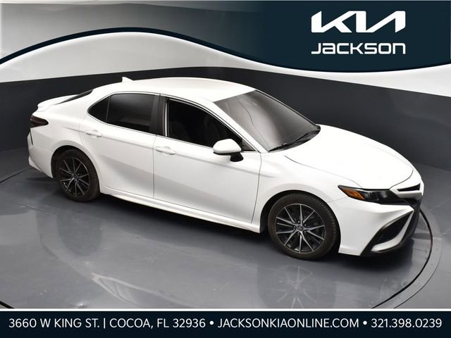 Used 2021 Toyota Camry SE image 1