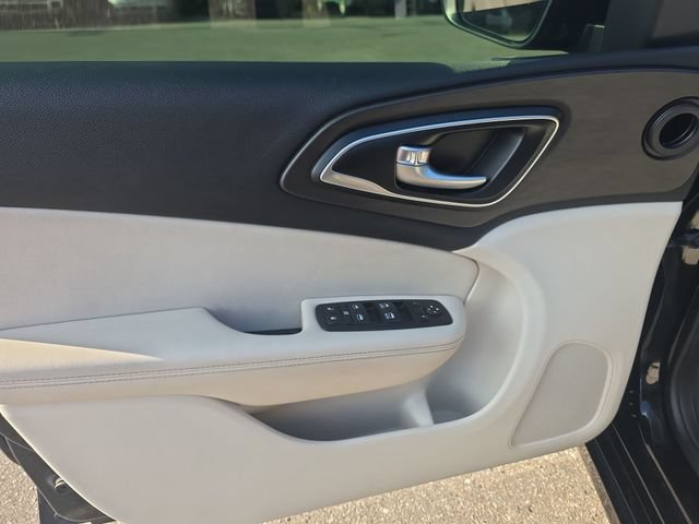 Used 2016 Chrysler 200 Limited w/ Convenience Group FWD image 13