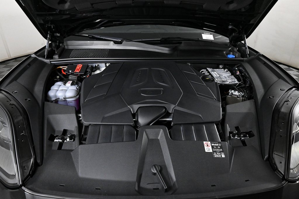 Used 2025 Porsche Cayenne Coupe image 38