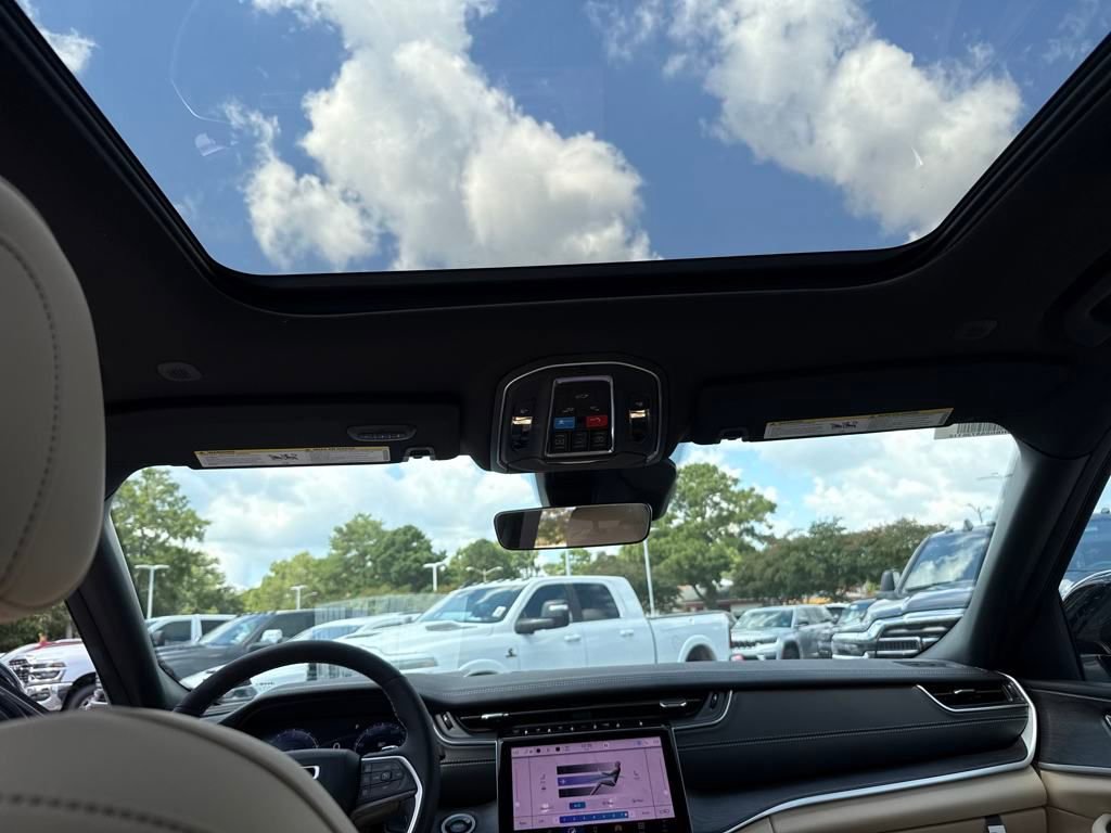 New 2025 Jeep Grand Cherokee Limited w/ Black Appearance Package image 18