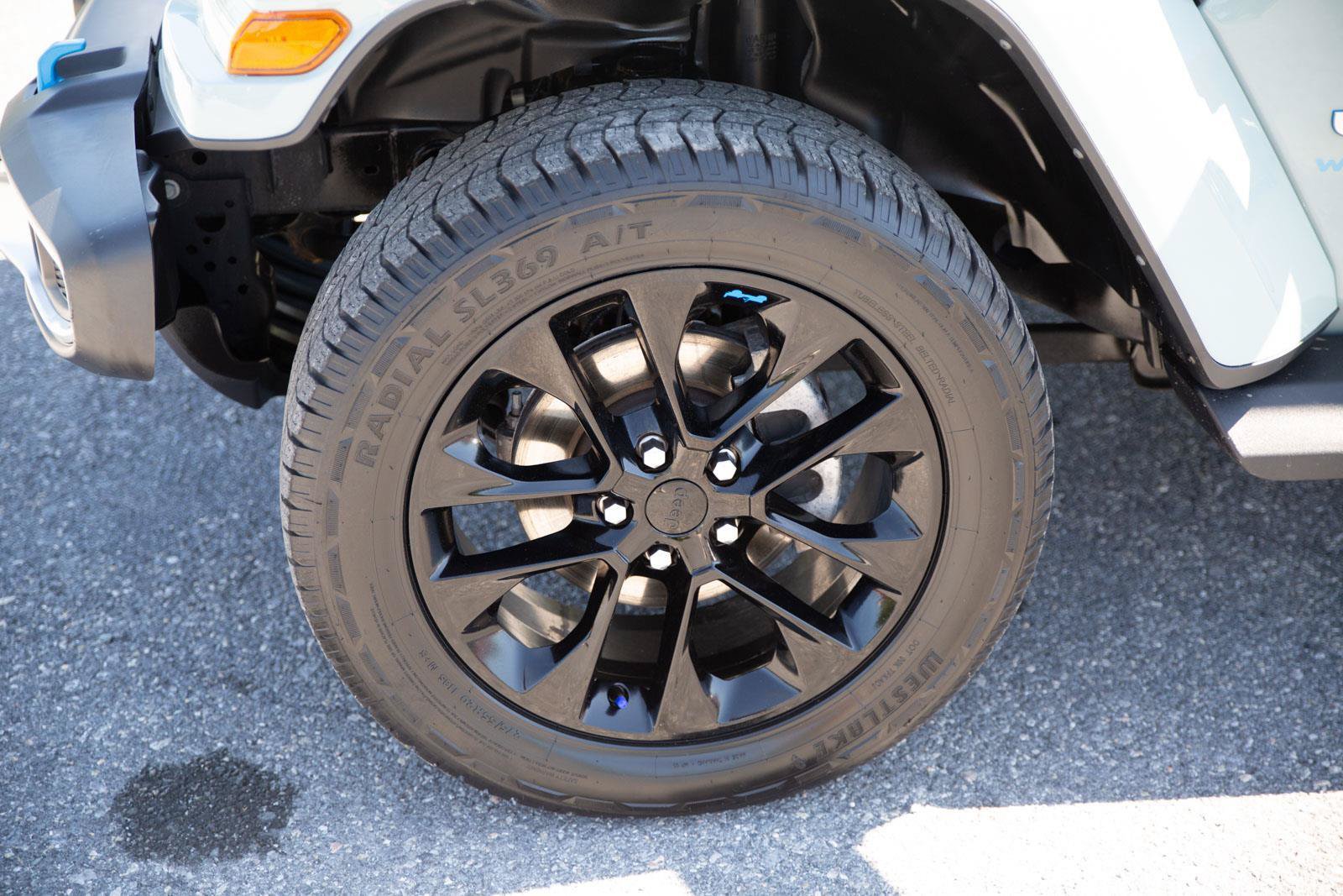 Used 2023 Jeep Wrangler Unlimited Sahara w/ Cold Weather Group AWD/4WD image 9