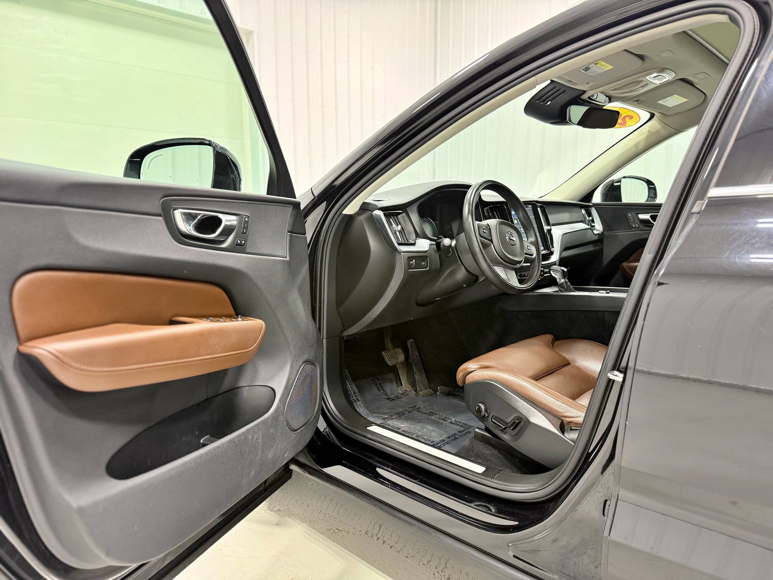 Used 2019 Volvo XC60 T6 Momentum w/ Premium Package AWD/4WD image 4