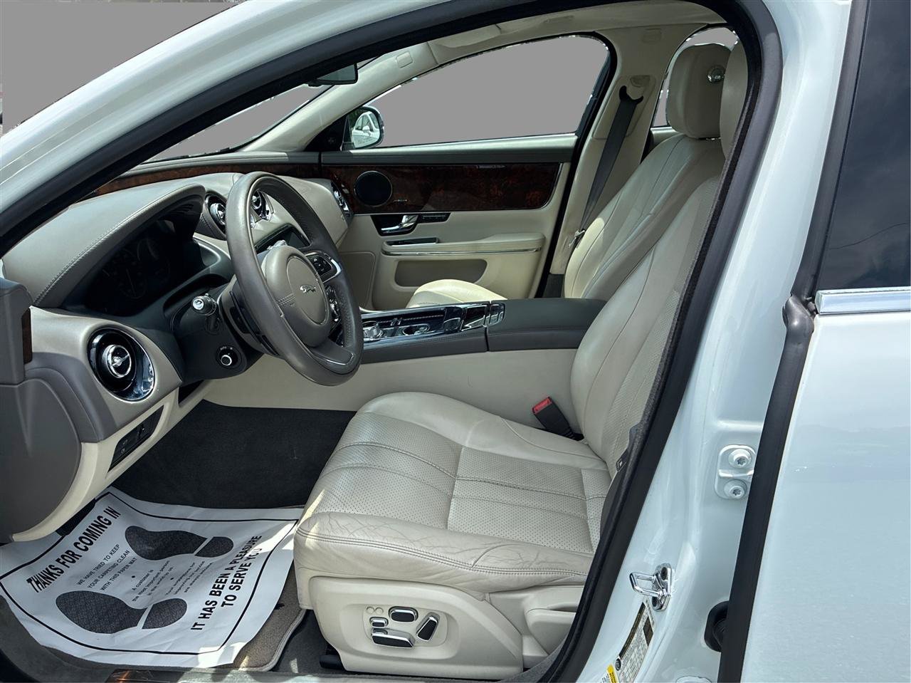 Used 2013 Jaguar XJ w/ Front Seat Comfort Pkg RWD image 11