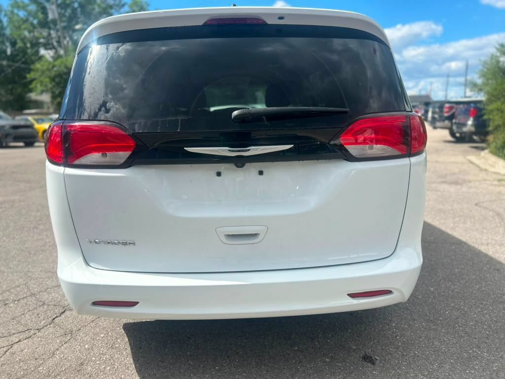 Used 2023 Chrysler Voyager LX FWD image 8