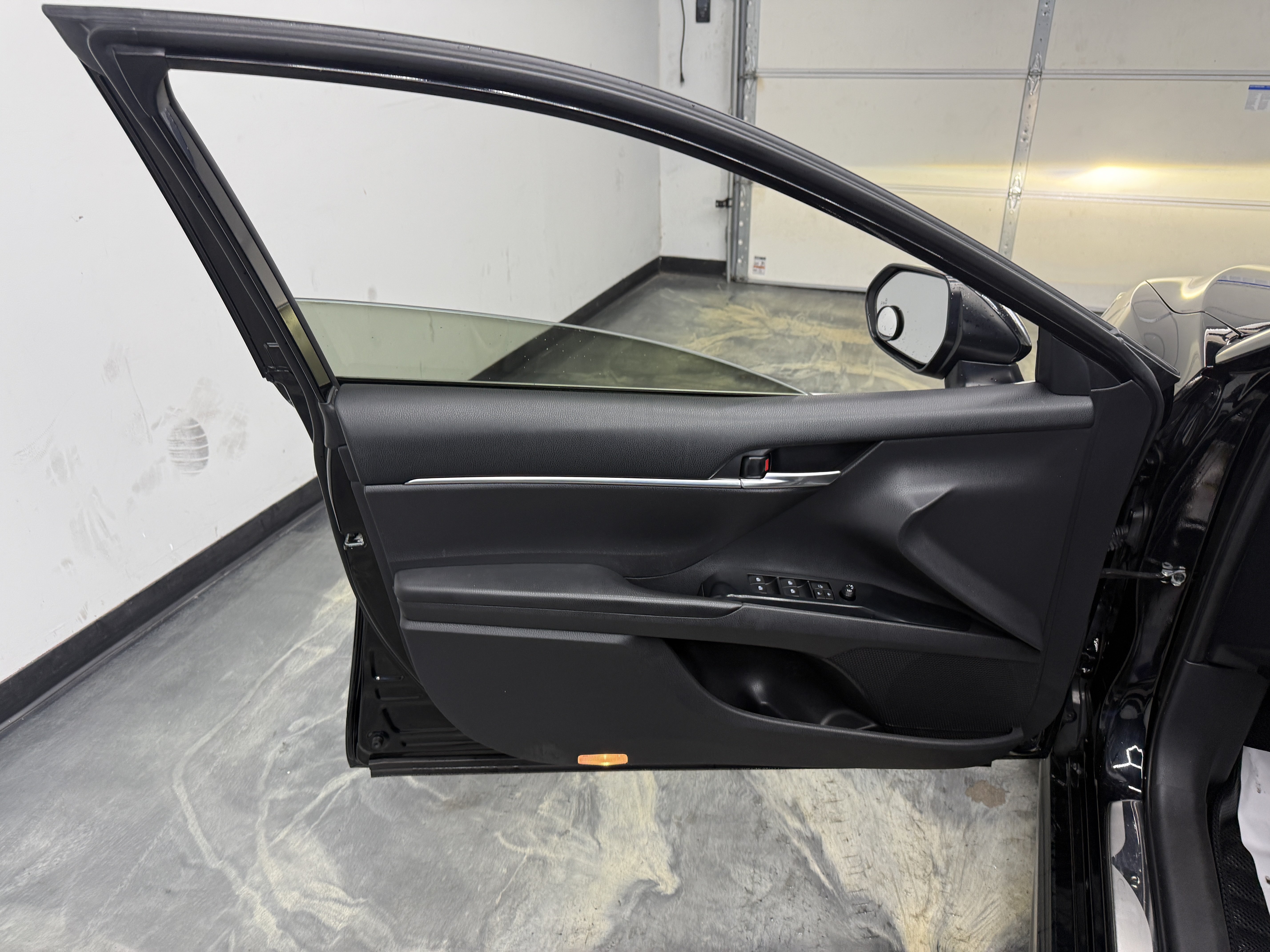 Used 2019 Toyota Camry SE FWD image 9
