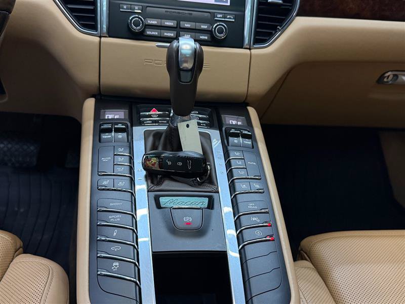 Used 2017 Porsche Macan Turbo AWD/4WD image 19