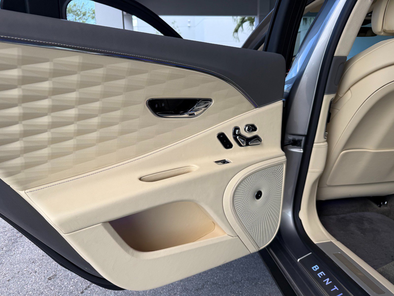 Used 2023 Bentley Flying Spur V8 AWD/4WD image 30