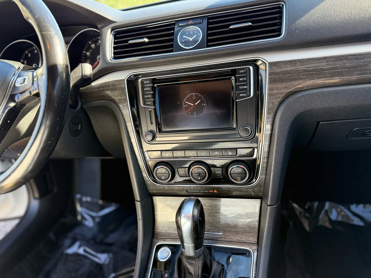 Used 2017 Volkswagen Passat 1.8T SE image 23