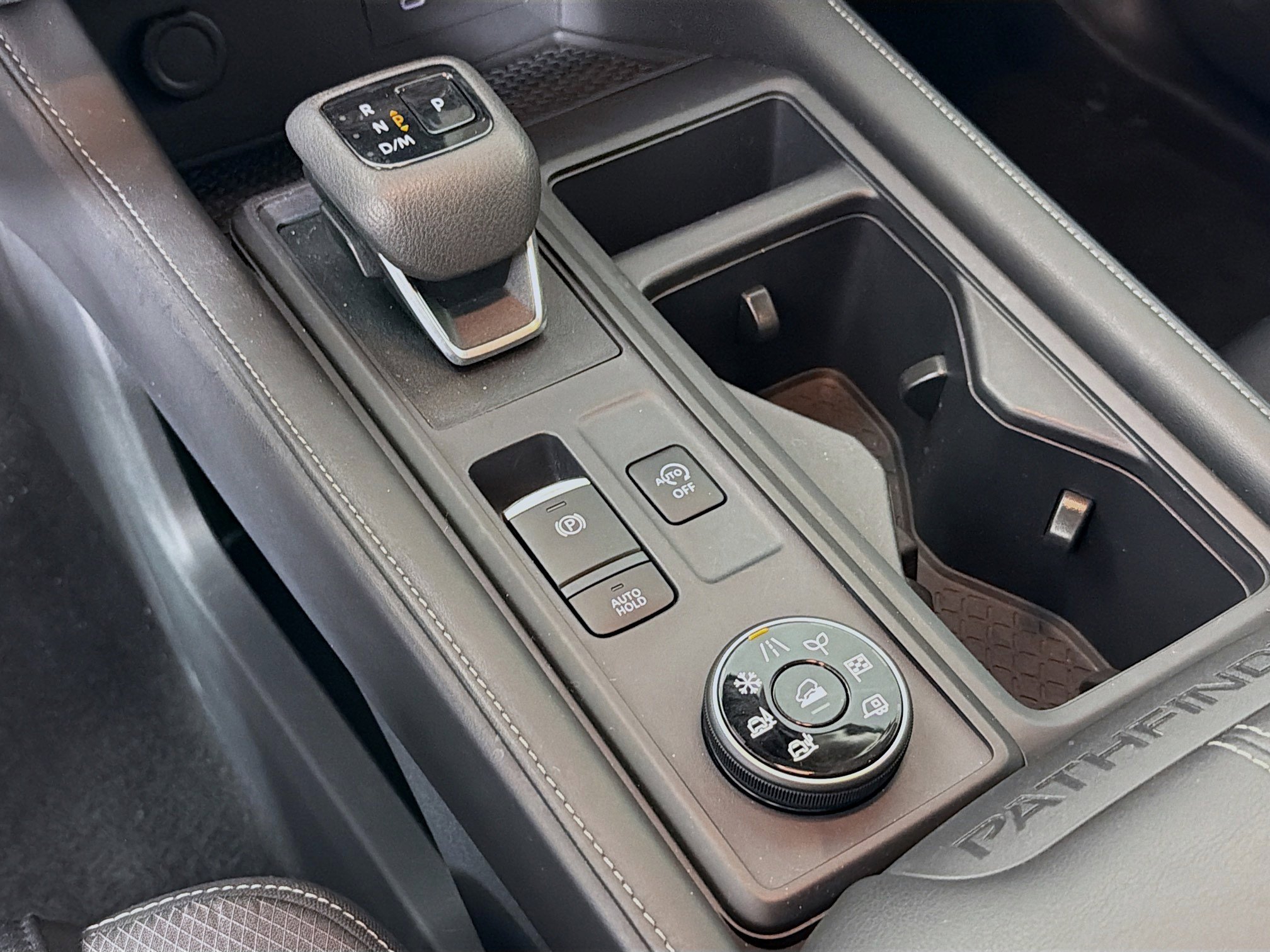 Used 2024 Nissan Pathfinder S image 18