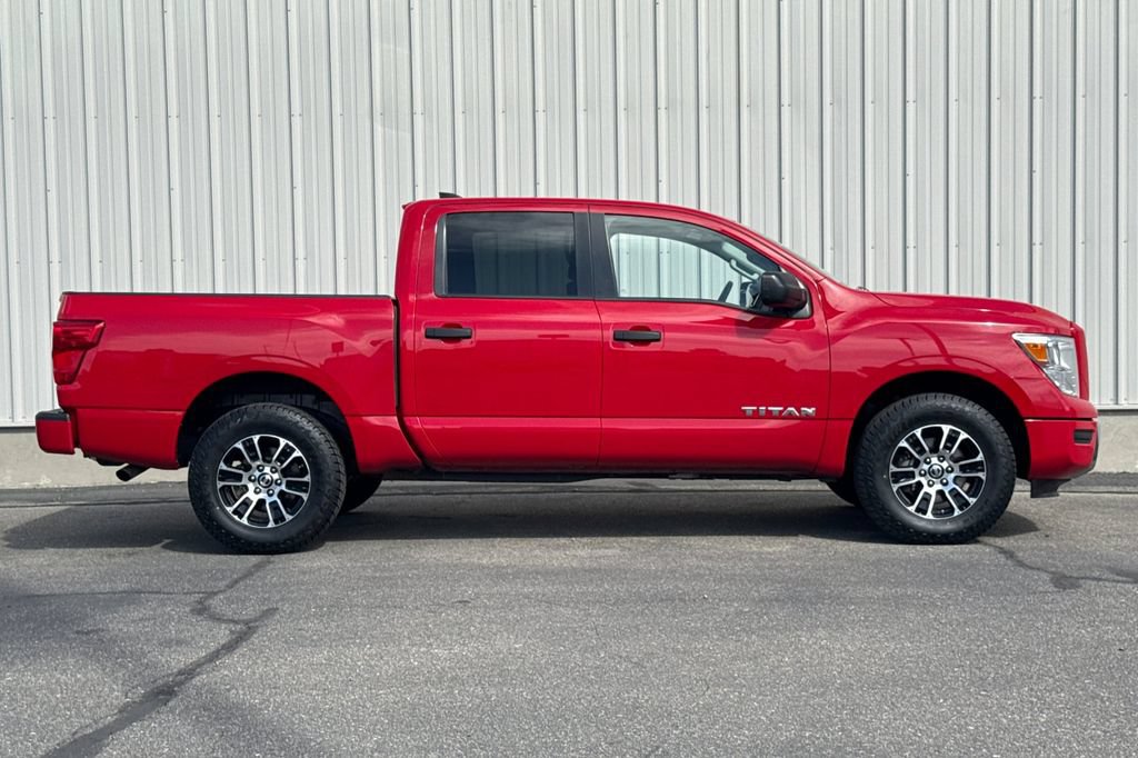 Used 2022 Nissan Titan SV AWD/4WD image 3