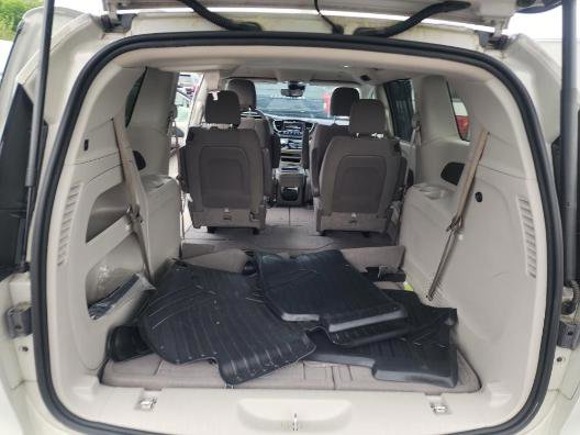 Used 2021 Chrysler Pacifica Touring image 6