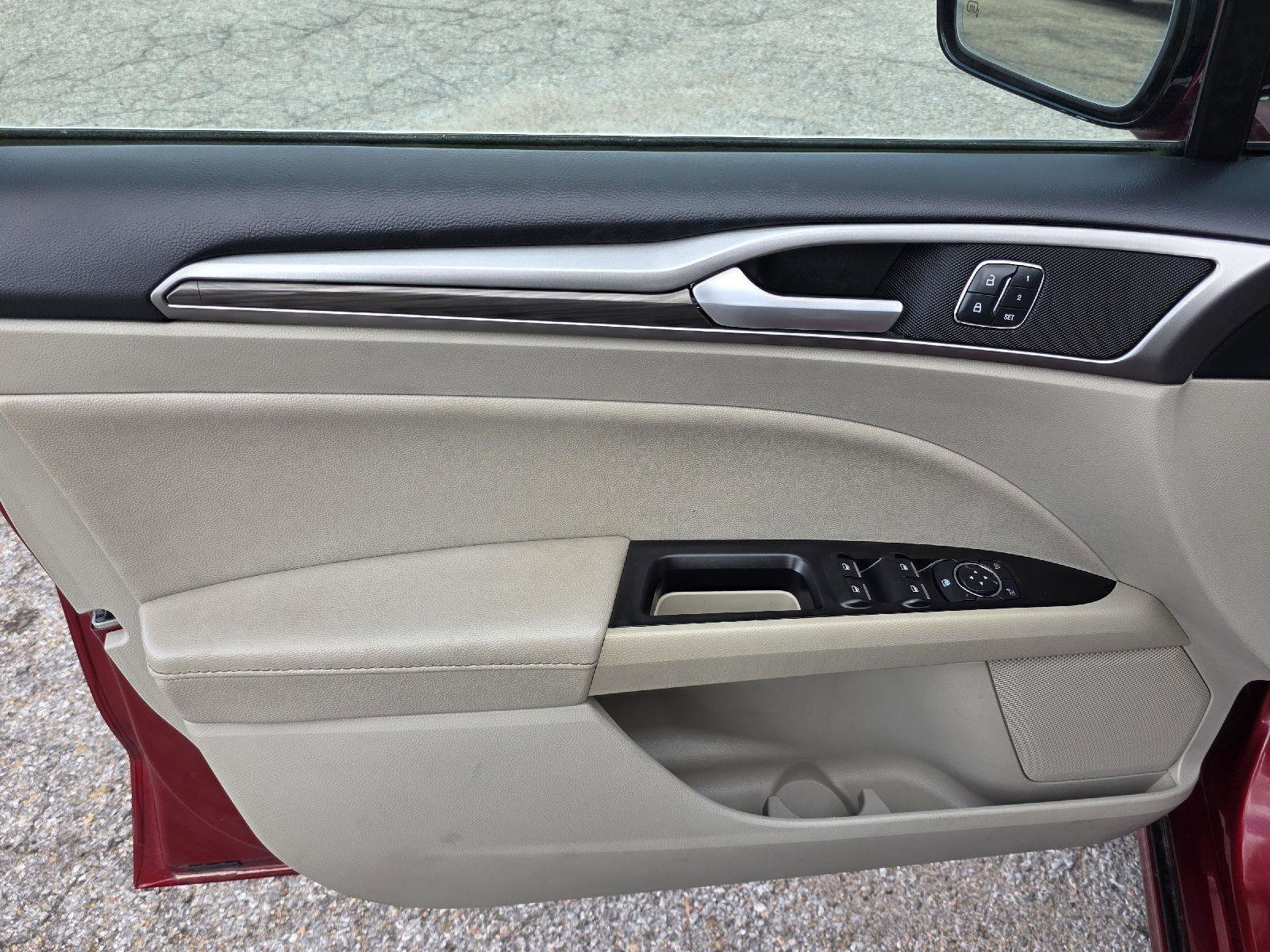 Used 2017 Ford Fusion SE w/ Fusion SE Technology Package image 37