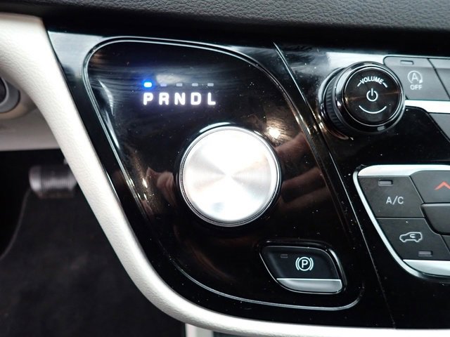 Used 2024 Chrysler Pacifica Touring-L image 25