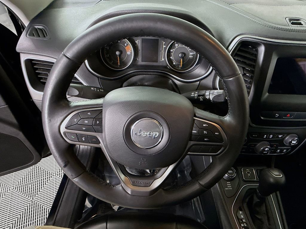 Used 2019 Jeep Cherokee Latitude Plus w/ Comfort/Convenience Group image 18