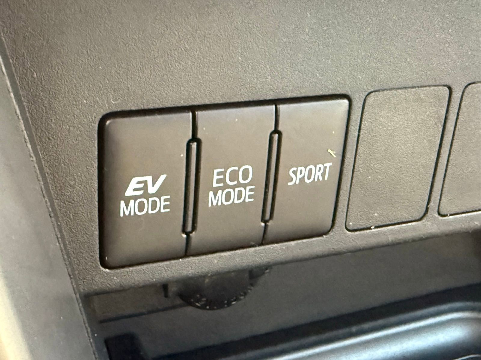 Used 2018 Toyota RAV4 XLE AWD/4WD image 24
