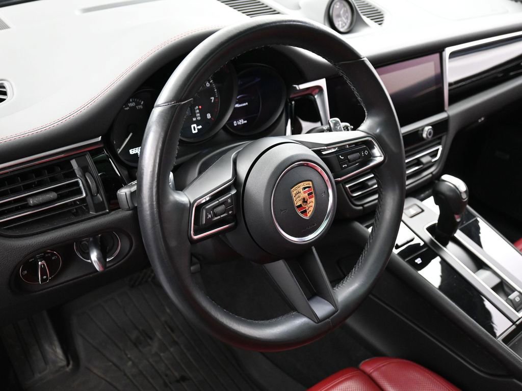Certified 2024 Porsche Macan image 16
