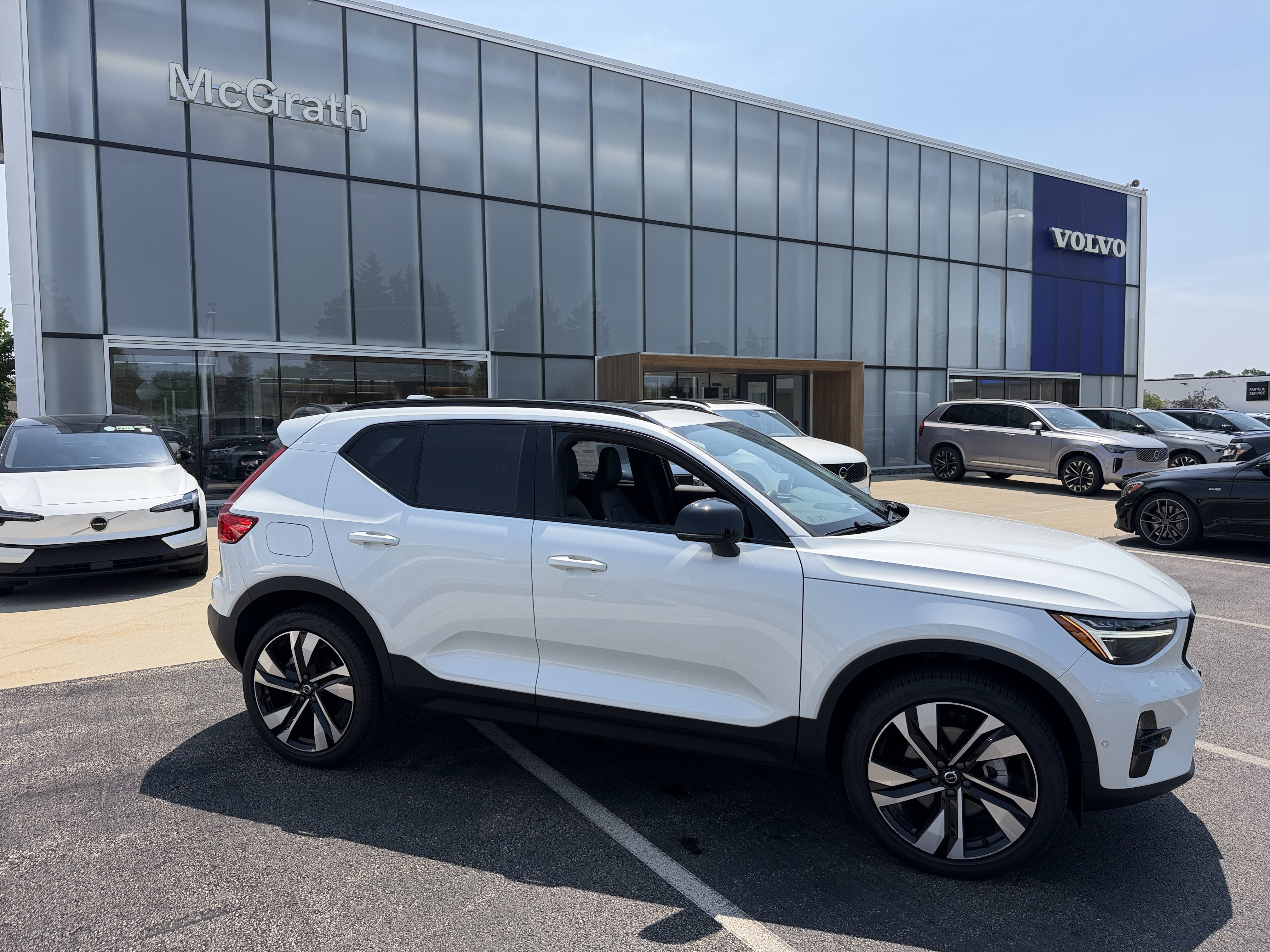 Used 2025 Volvo XC40 B5 Ultra AWD/4WD image 3