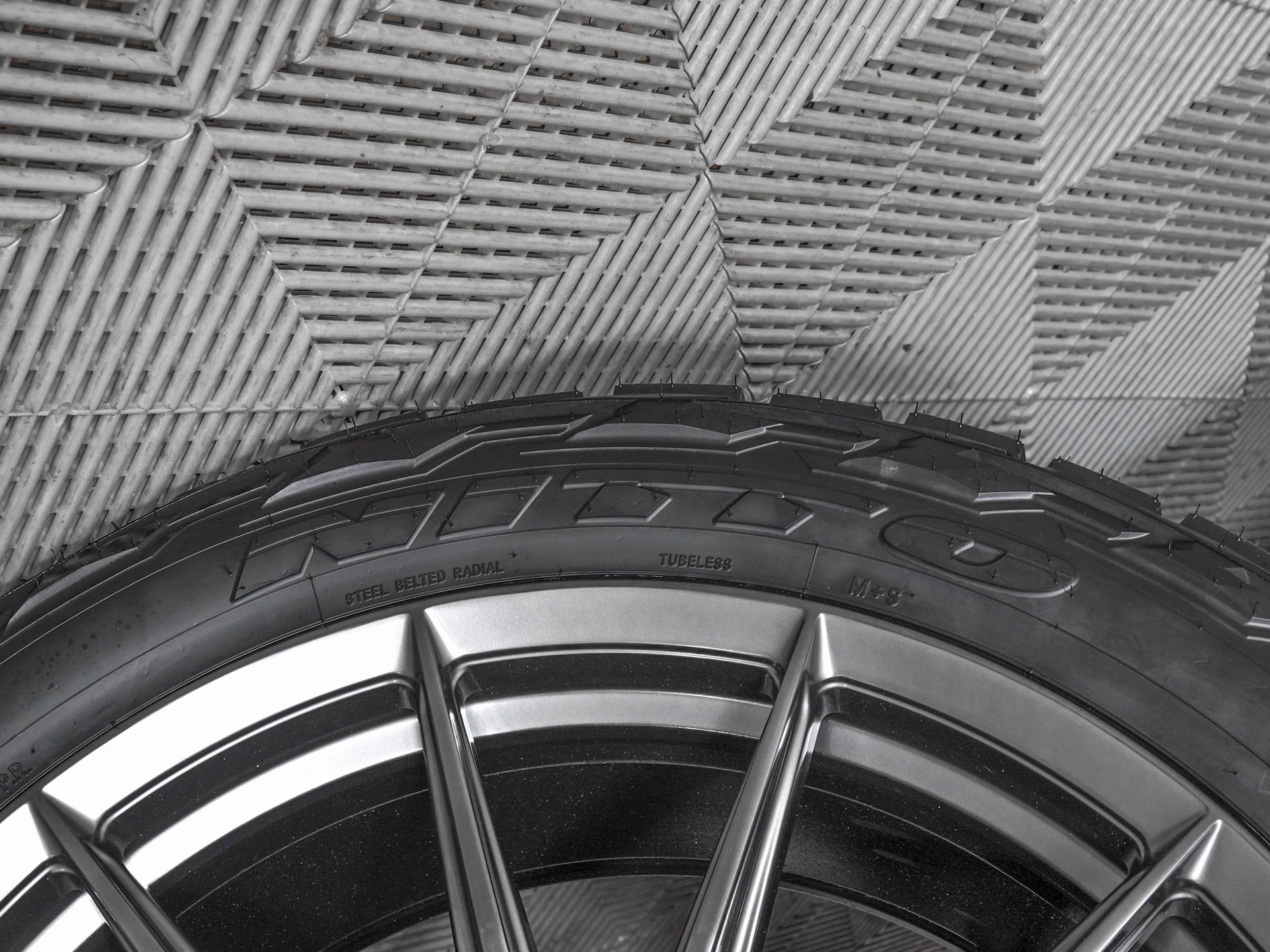 Used 2025 Cadillac Escalade V w/ LPO, ONYX Package image 39