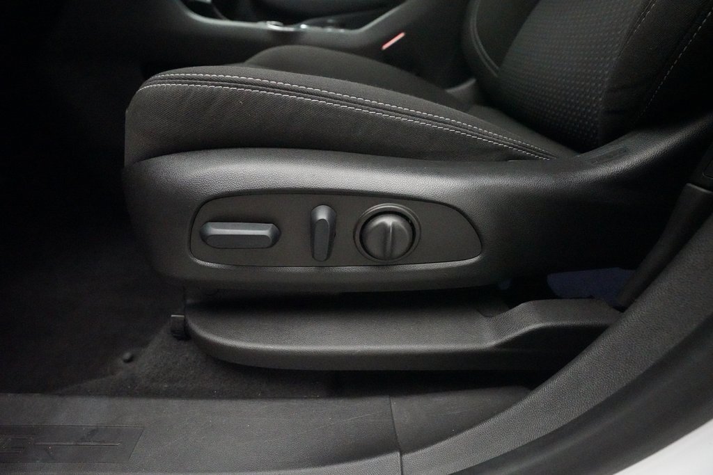 Used 2023 GMC Terrain SLE w/ Driver Convenience Package image 28