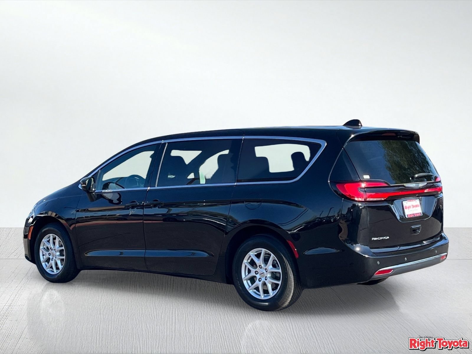 Used 2025 Chrysler Pacifica Select FWD image 4