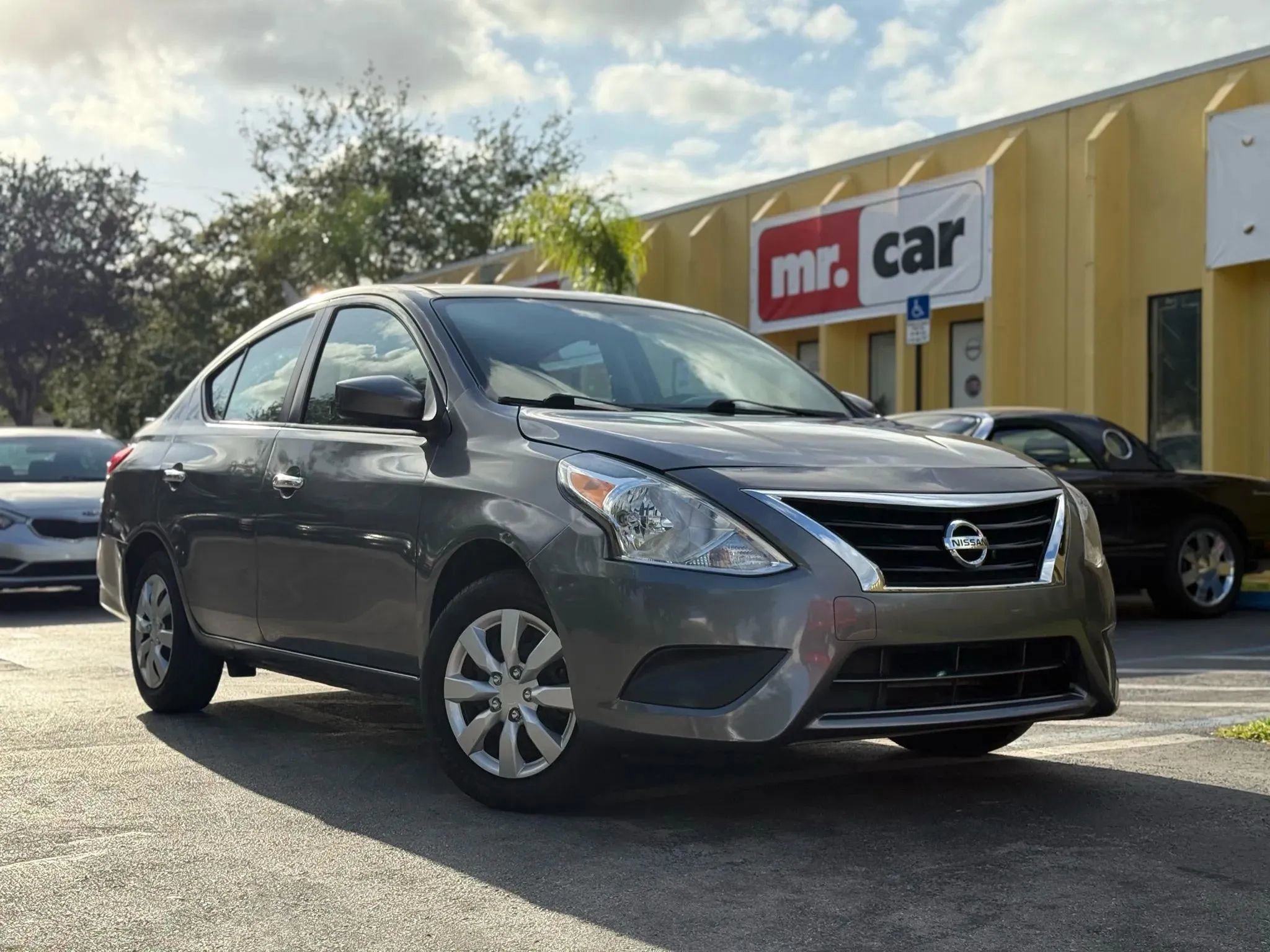 Used 2018 Nissan Versa SV FWD image 2
