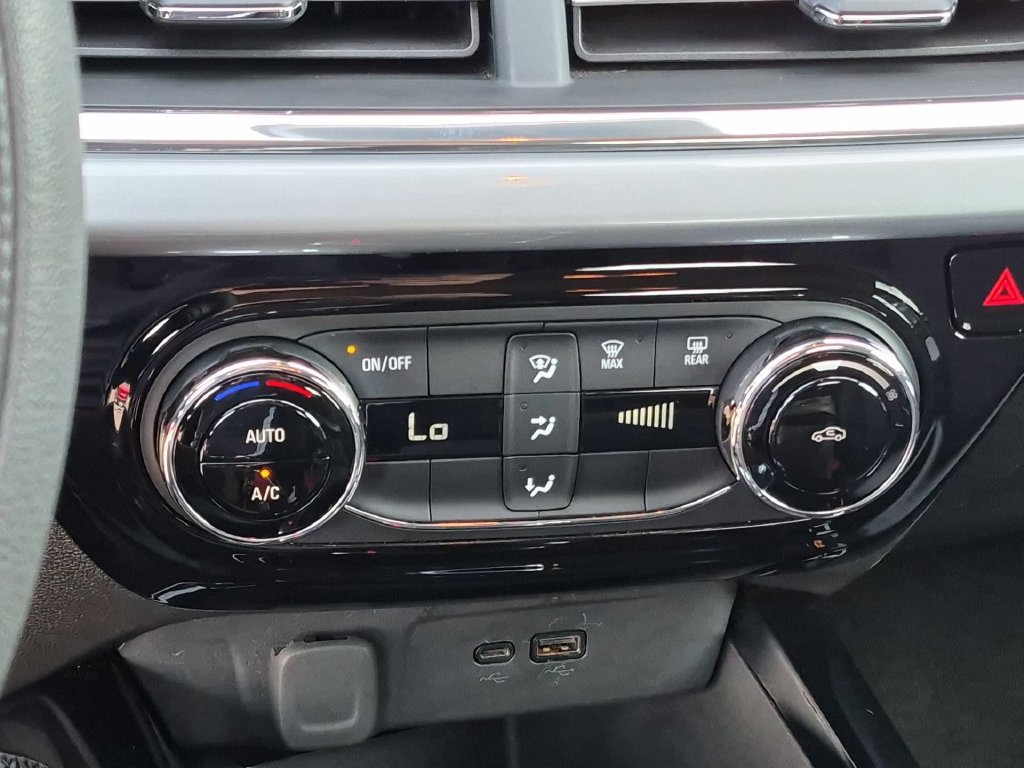 Certified 2025 Chevrolet Trax LT FWD image 10