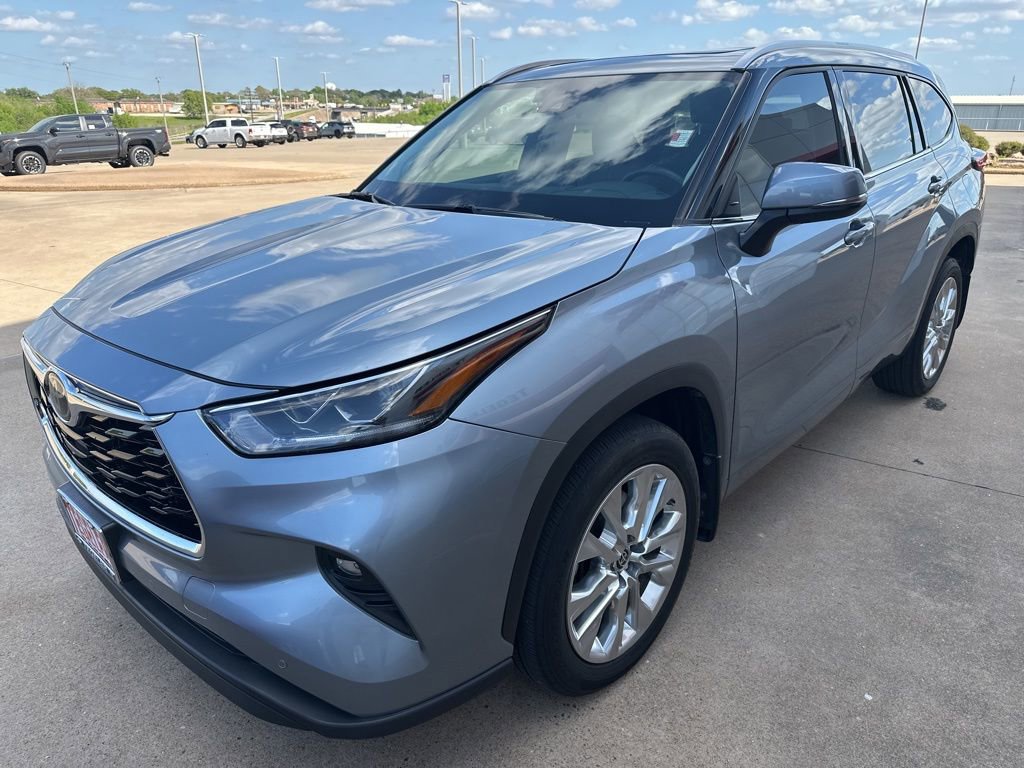 Used 2023 Toyota Highlander Limited image 3