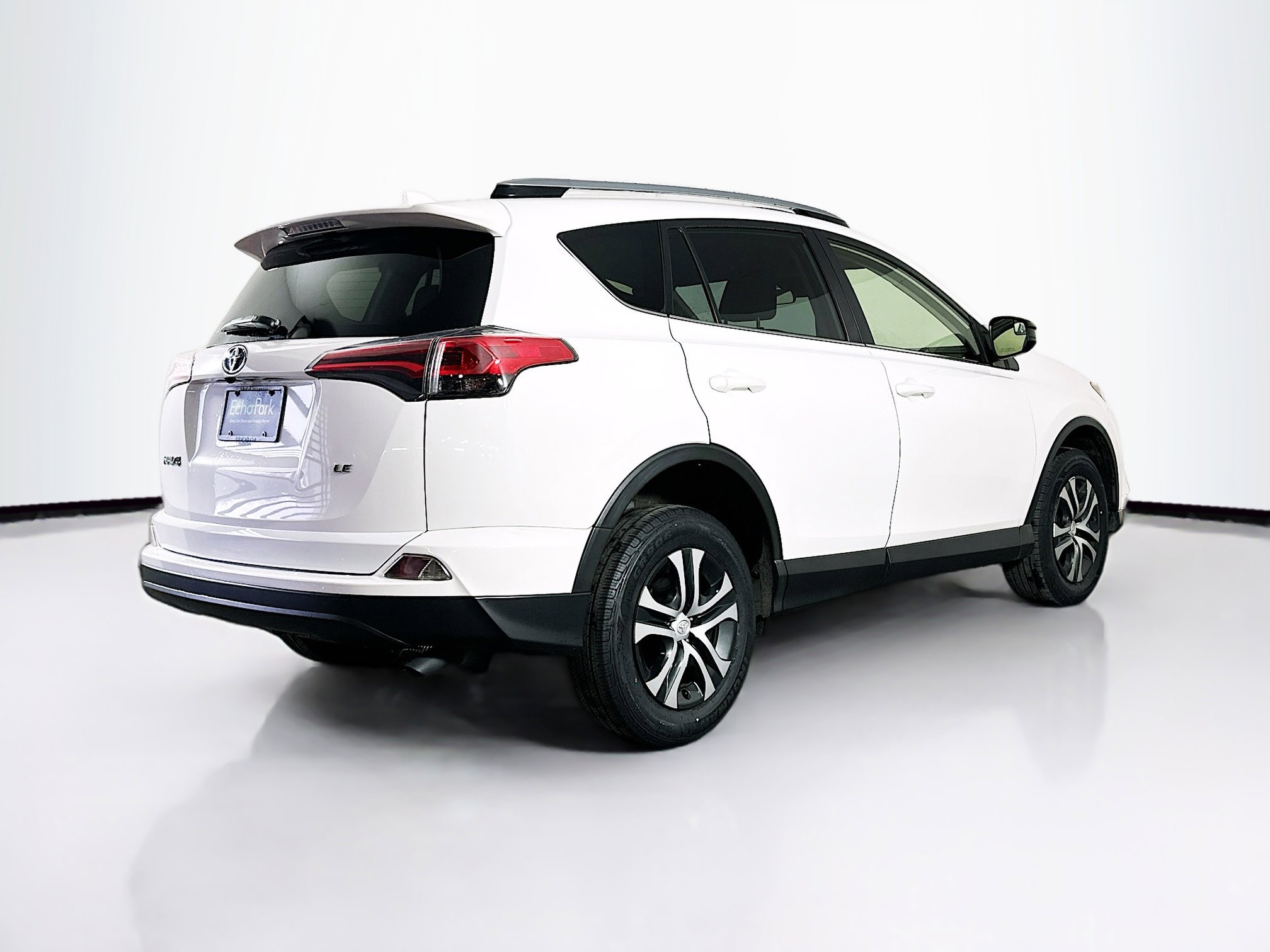 Used 2018 Toyota RAV4 LE image 9