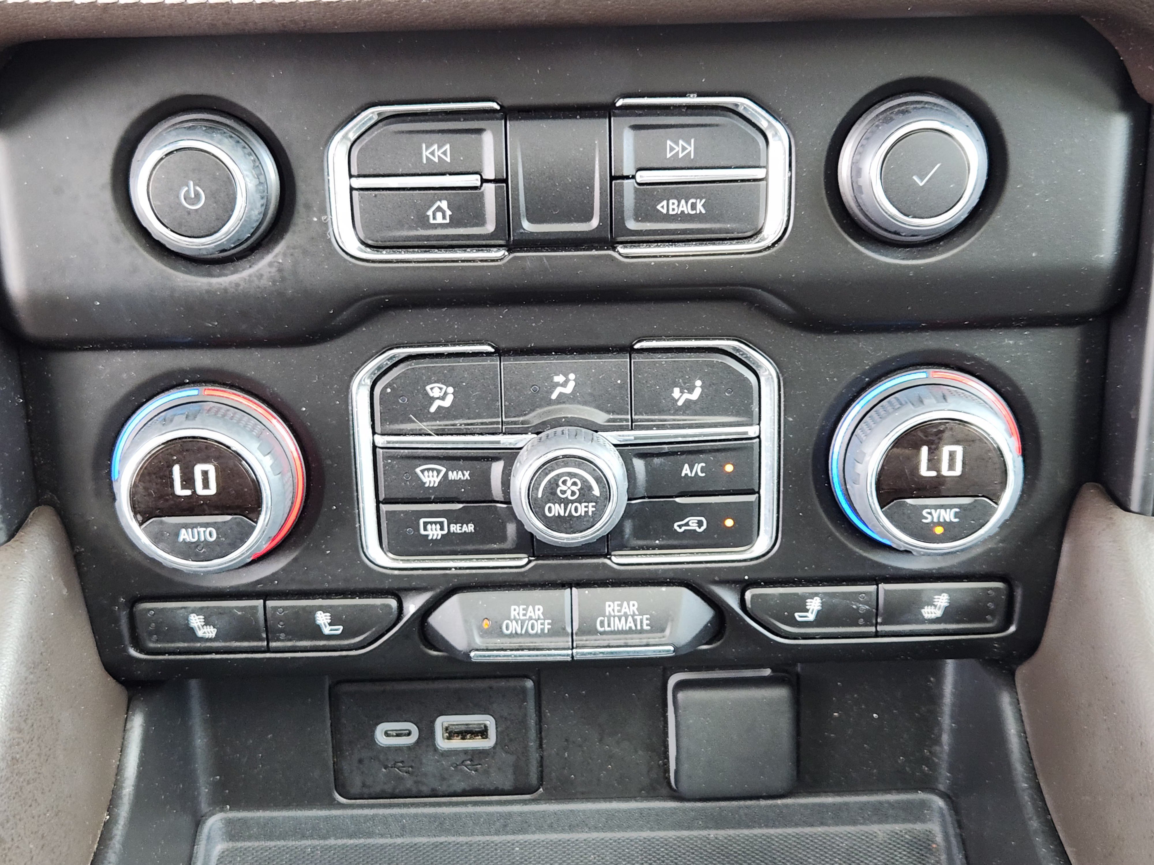 Used 2023 Chevrolet Tahoe Z71 w/ Luxury Package AWD/4WD image 20
