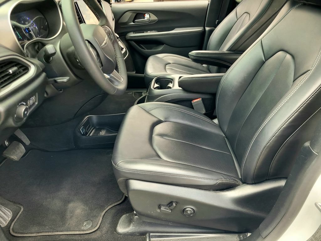 Used 2025 Chrysler Pacifica Select FWD image 20